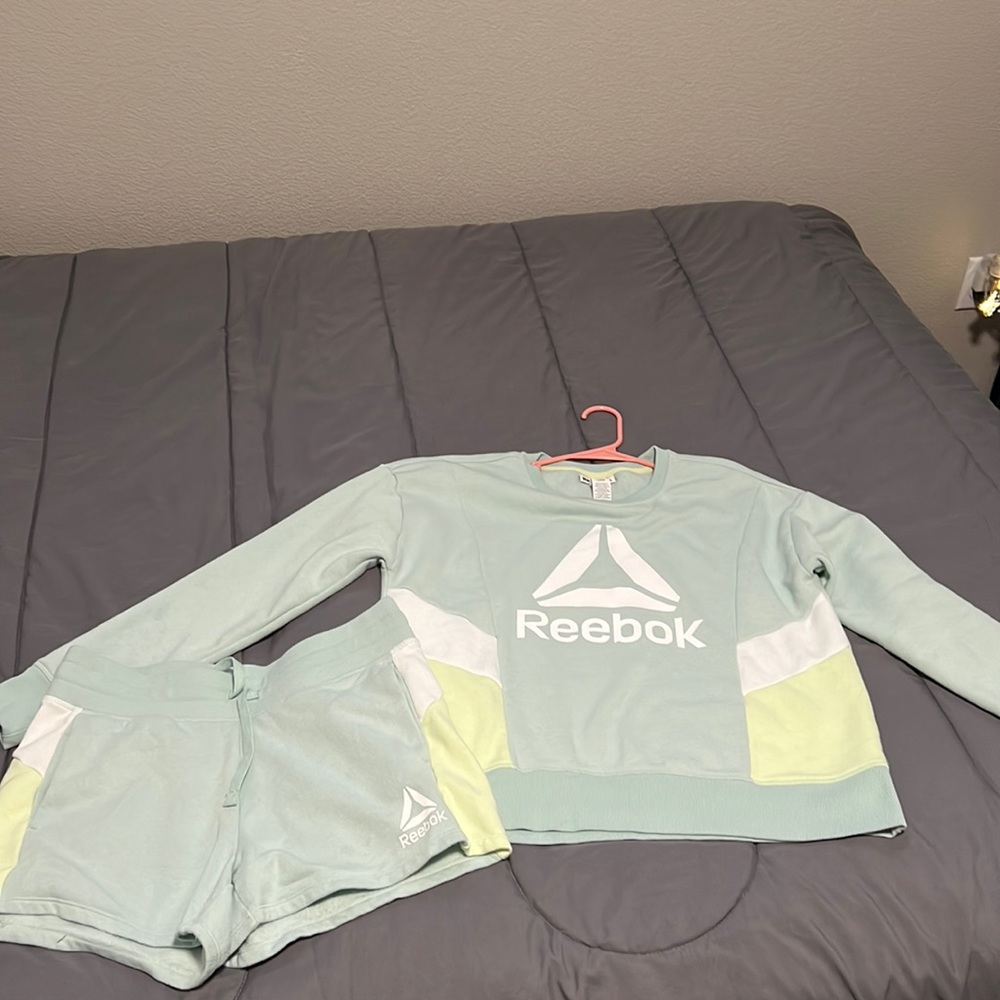Reebok Sweatshirt/Short Set